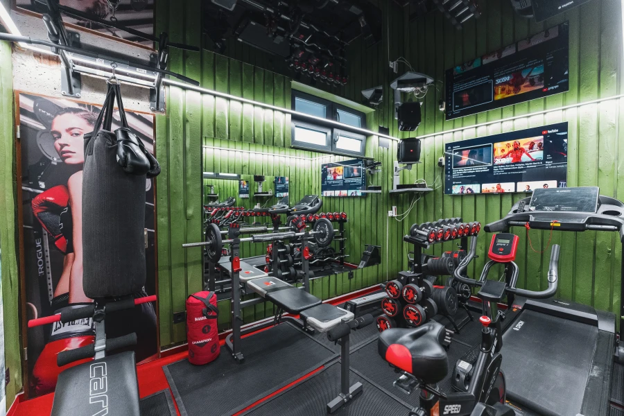 Erneut ein Bild mit dem Sportequipment im Fitnessraum.