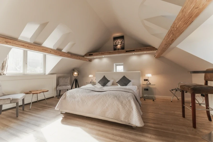 Holiday apartment in Heidelberg Old Town by BS Suites, with large double bed, sloped ceiling and chairs